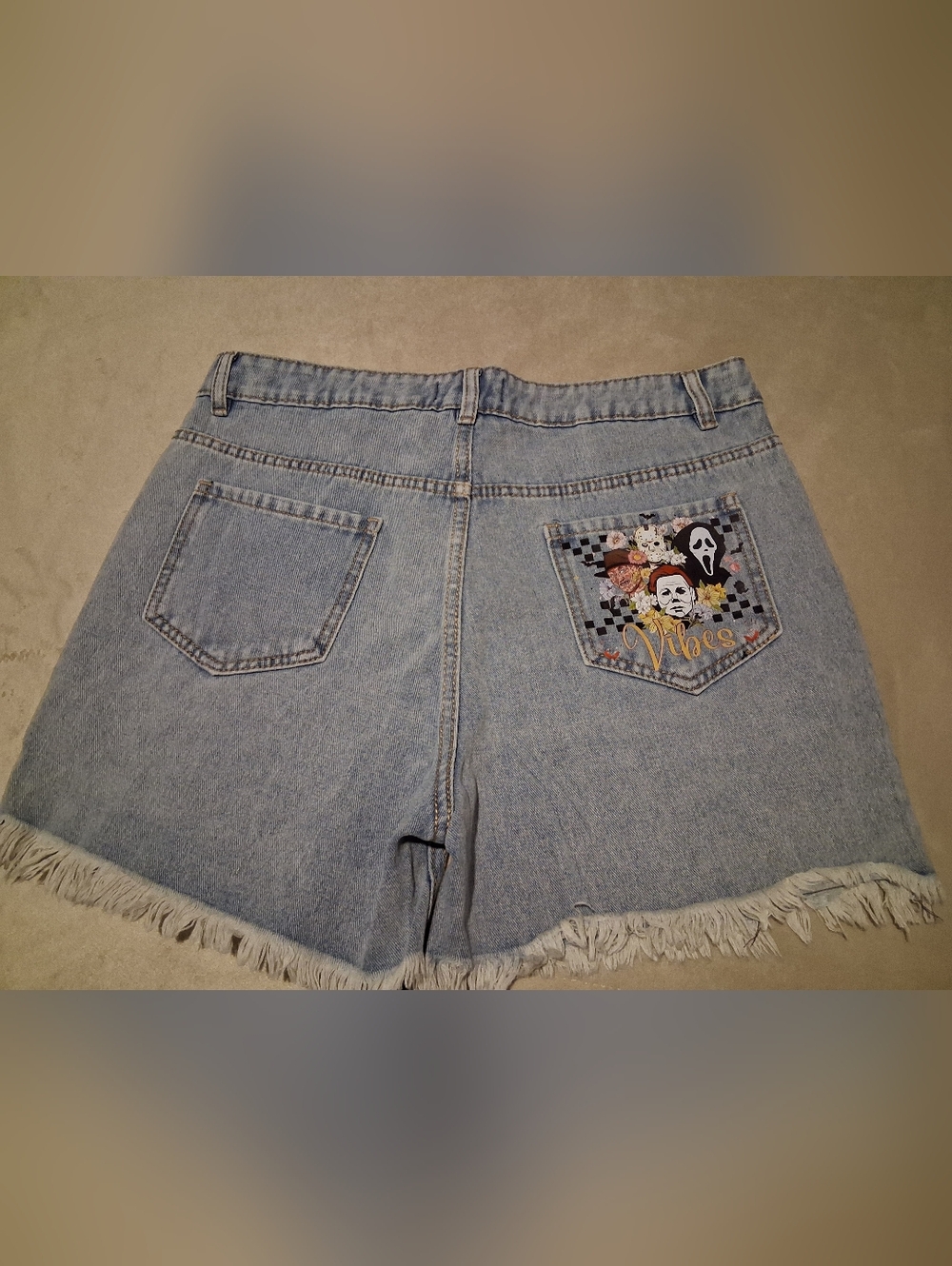 Världens Women’s Distressed Denim Shorts Size Large Raw Hem Graphic Pocket